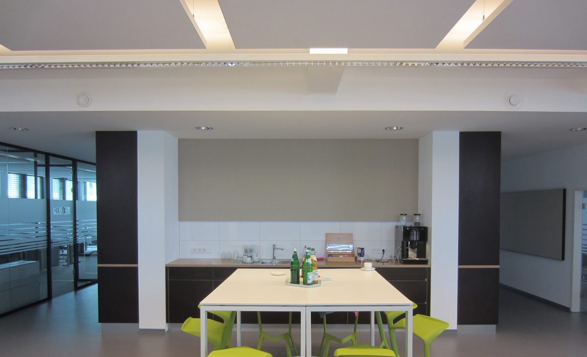 Akoestisch plafond in kantoor