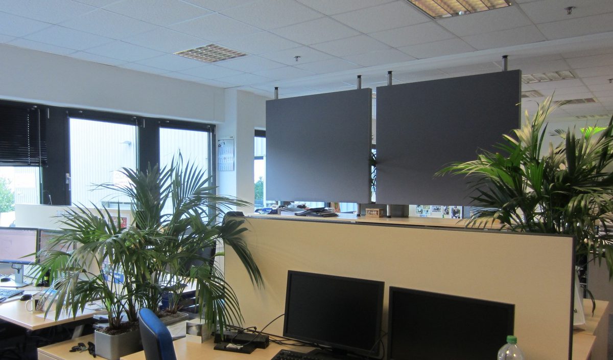 Hangende akoestische panelen in kantoor